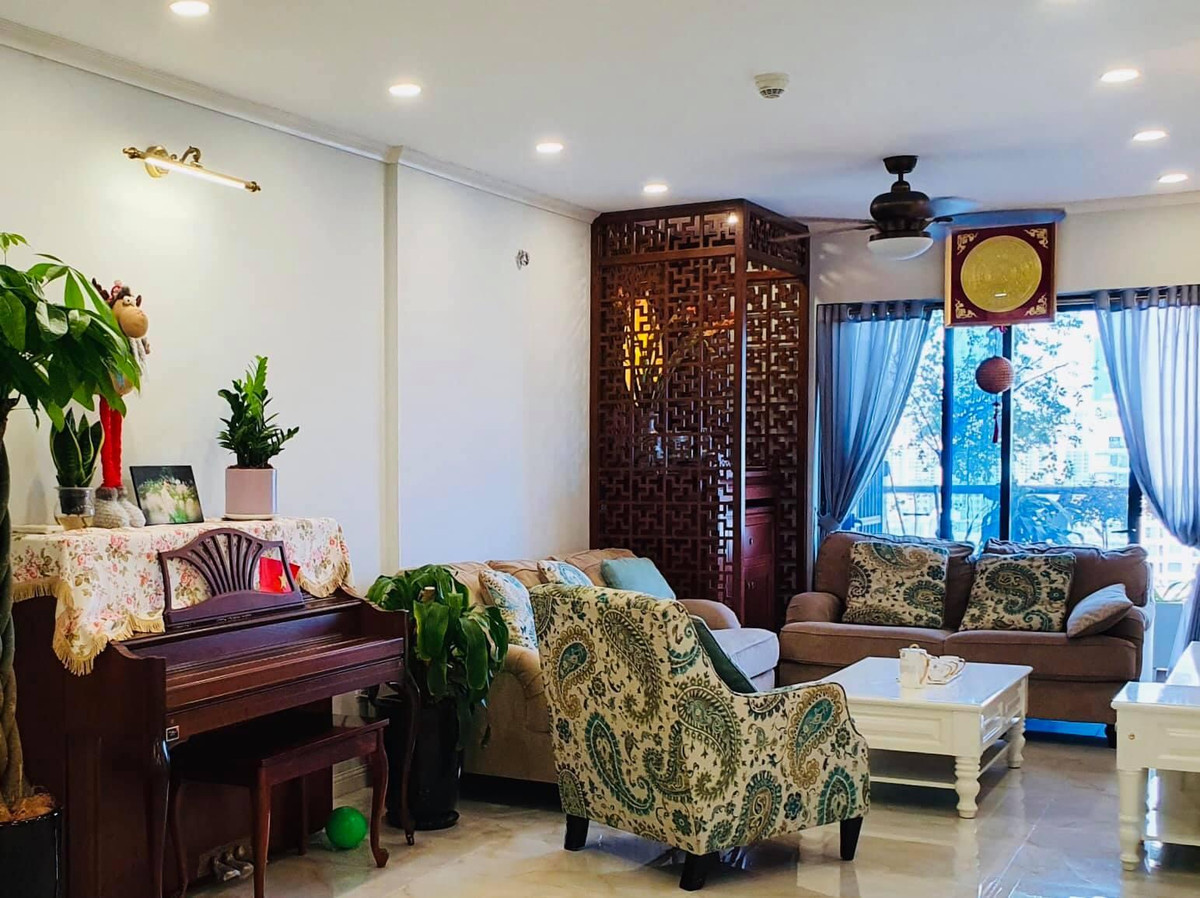 Căn hộ hơn 100m2 ở Hà Đông (Hà Nội) là căn hộ thứ 2 vợ chồng chị Trần Kim Chi sở hữu. Đây là căn penthouse nhận bàn giao thô nên mọi khâu từ thiết kế, thi công được hai vợ chồng dành rất nhiều tâm huyết.