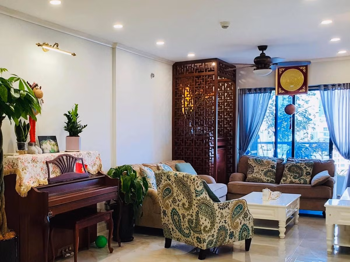 Căn hộ hơn 100m2 ở Hà Đông (Hà Nội) là căn hộ thứ 2 vợ chồng chị Trần Kim Chi sở hữu. Đây là căn penthouse nhận bàn giao thô nên mọi khâu từ thiết kế, thi công được hai vợ chồng dành rất nhiều tâm huyết.