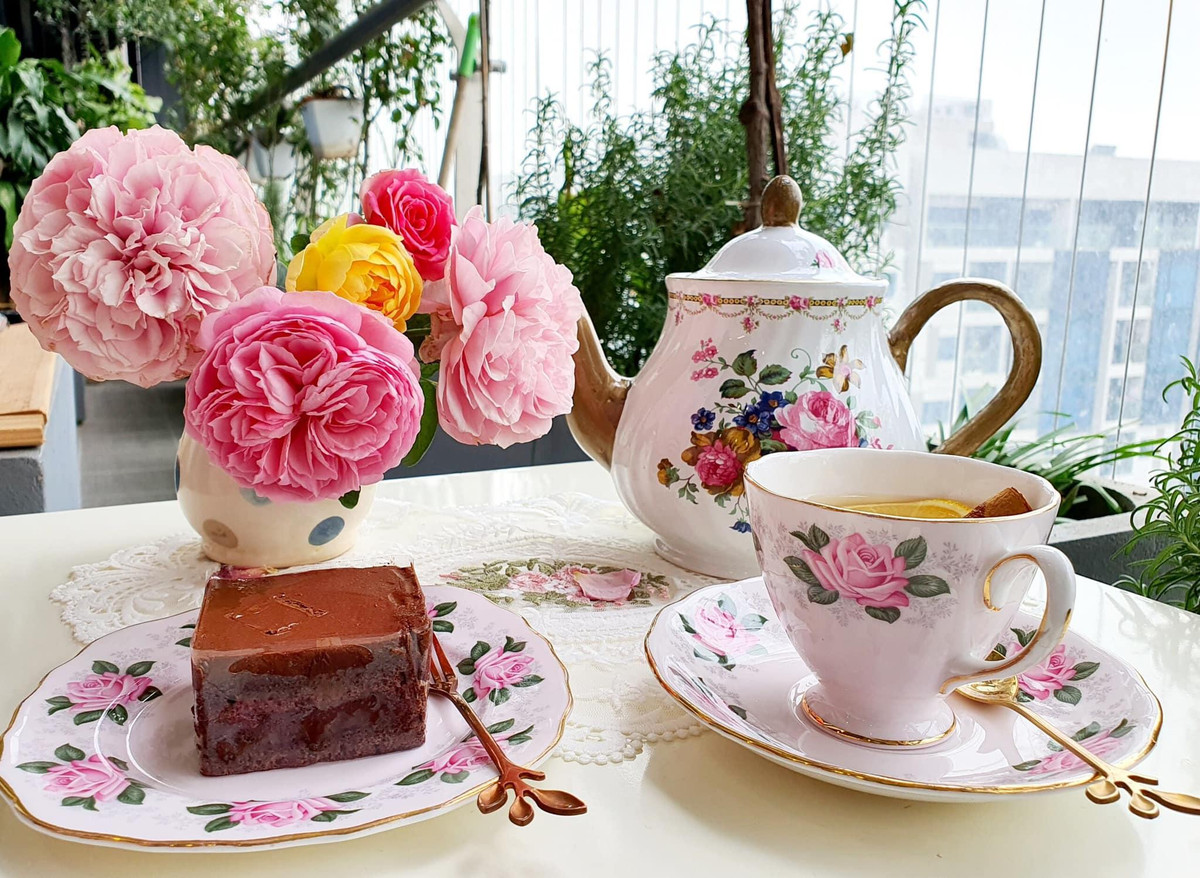 Bữa trà chiều bên ấm trà hoa hồng kiểu Anh quốc ở ban công lộng gió.