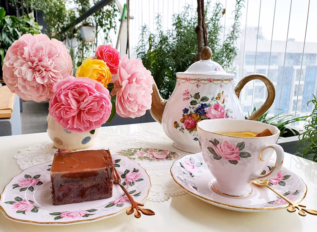 Bữa trà chiều bên ấm trà hoa hồng kiểu Anh quốc ở ban công lộng gió.