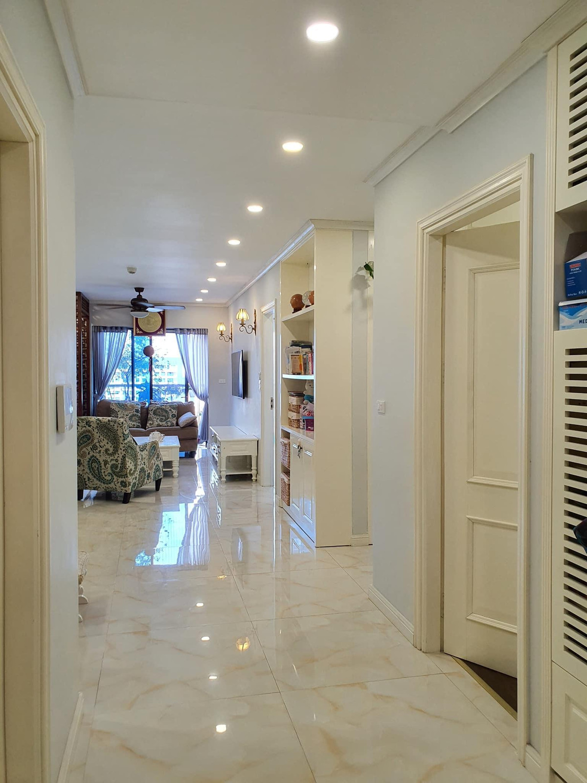 Chị thuê kiến trúc sư thiết kế công năng sử dụng, phân chia các không gian tối đa nhất. “Tôi khuyên các bạn, nếu nhận bàn giao thô, tốt nhất nên mời kiến trúc sư. Vì họ rất “siêu” trong vấn đề chia công năng. Mọi diện tích được tận dụng triệt để, ngay cả góc thừa”, chị Chi chia sẻ.