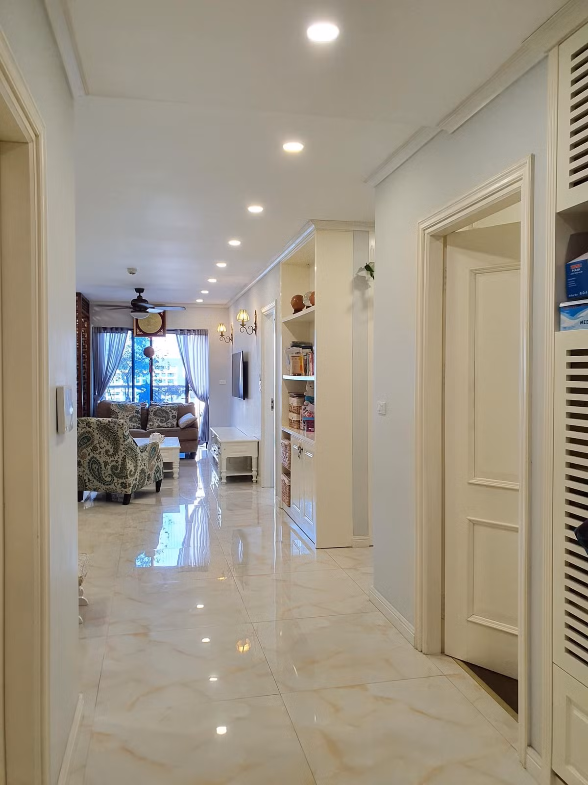 Chị thuê kiến trúc sư thiết kế công năng sử dụng, phân chia các không gian tối đa nhất. “Tôi khuyên các bạn, nếu nhận bàn giao thô, tốt nhất nên mời kiến trúc sư. Vì họ rất “siêu” trong vấn đề chia công năng. Mọi diện tích được tận dụng triệt để, ngay cả góc thừa”, chị Chi chia sẻ.