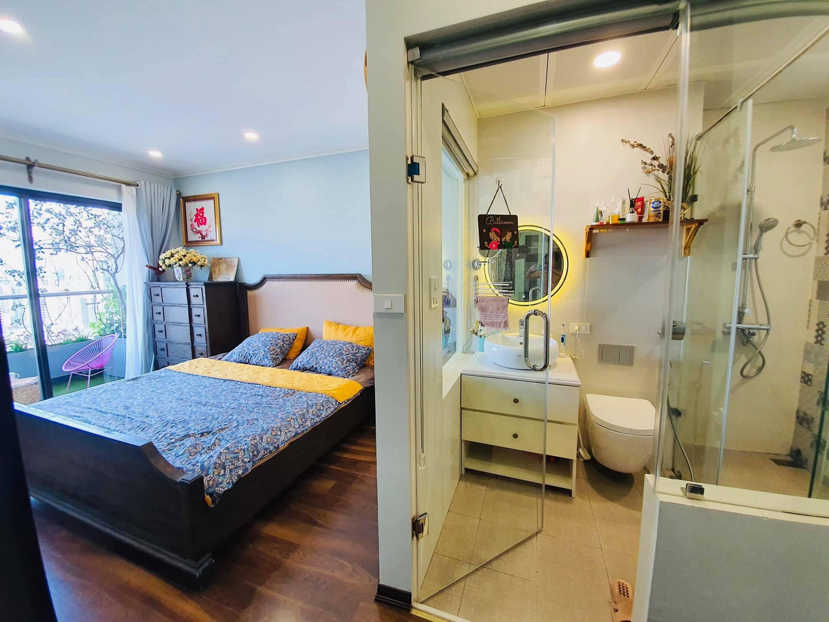 Phần phong cách thiết kế, trang trí vợ chồng chị tự lên ý tưởng, tự mua đồ theo sở thích riêng. Theo đó, căn hộ được chia thành 3 phòng ngủ, 1 phòng thay đồ liền phòng ngủ lớn, 1 phòng khách, 1 phòng bếp (nhà chị tách bếp ra để tránh mùi cho phòng khách và không gian riêng tư”.