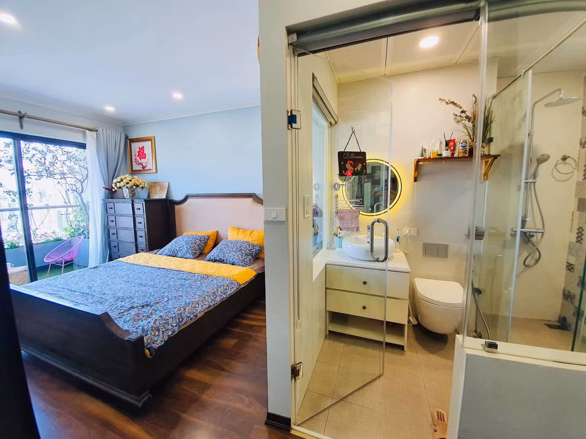 Phần phong cách thiết kế, trang trí vợ chồng chị tự lên ý tưởng, tự mua đồ theo sở thích riêng. Theo đó, căn hộ được chia thành 3 phòng ngủ, 1 phòng thay đồ liền phòng ngủ lớn, 1 phòng khách, 1 phòng bếp (nhà chị tách bếp ra để tránh mùi cho phòng khách và không gian riêng tư”.