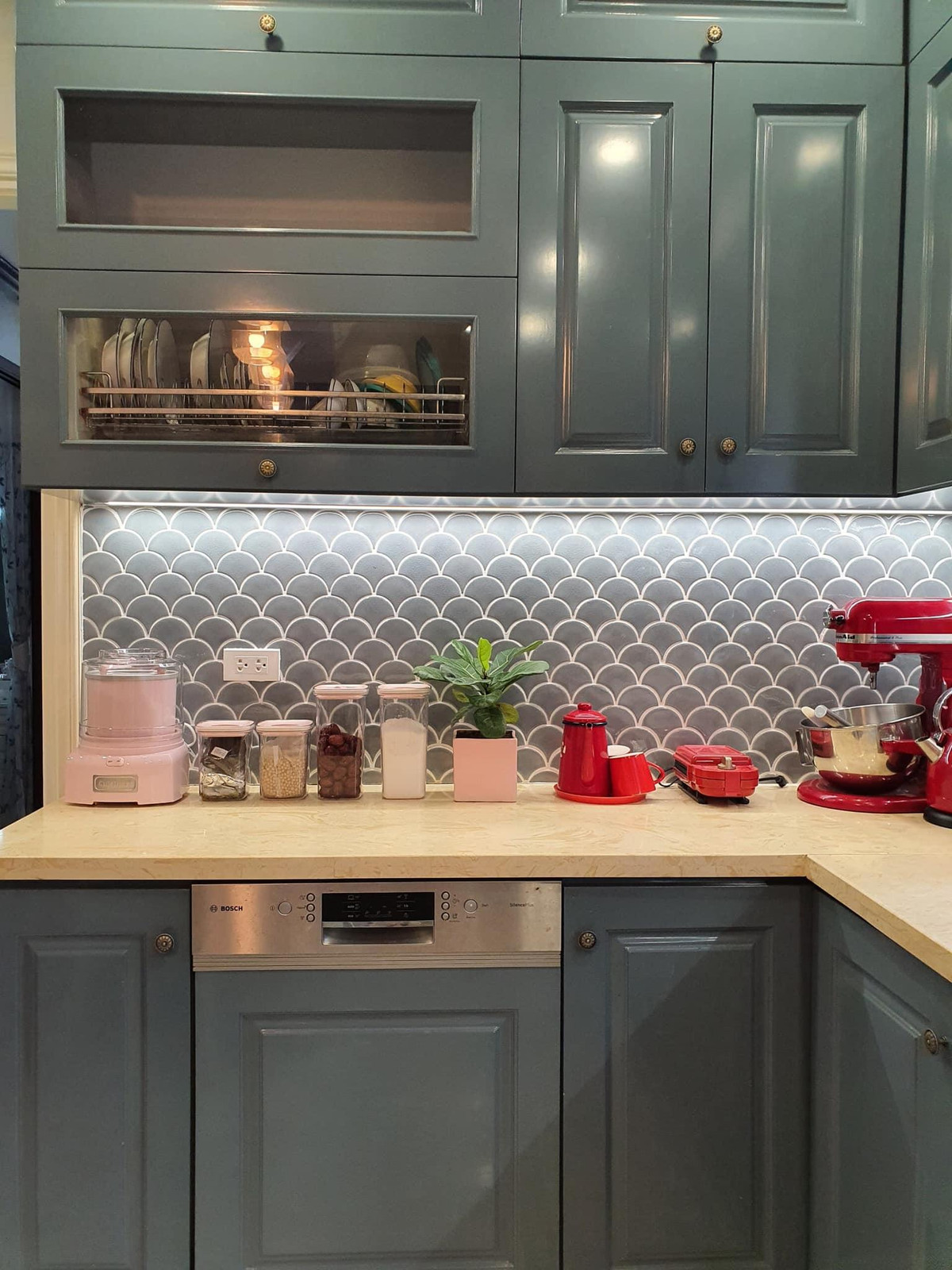 Bếp này do hai vợ chồng chị tự lên thiết kế và set up đồ từ màu sơn tủ bếp, sắp xếp ngăn tủ hay đến cái núm cửa tủ bếp cũng đi mua nên cảm thấy mọi thứ đều đúng ý.