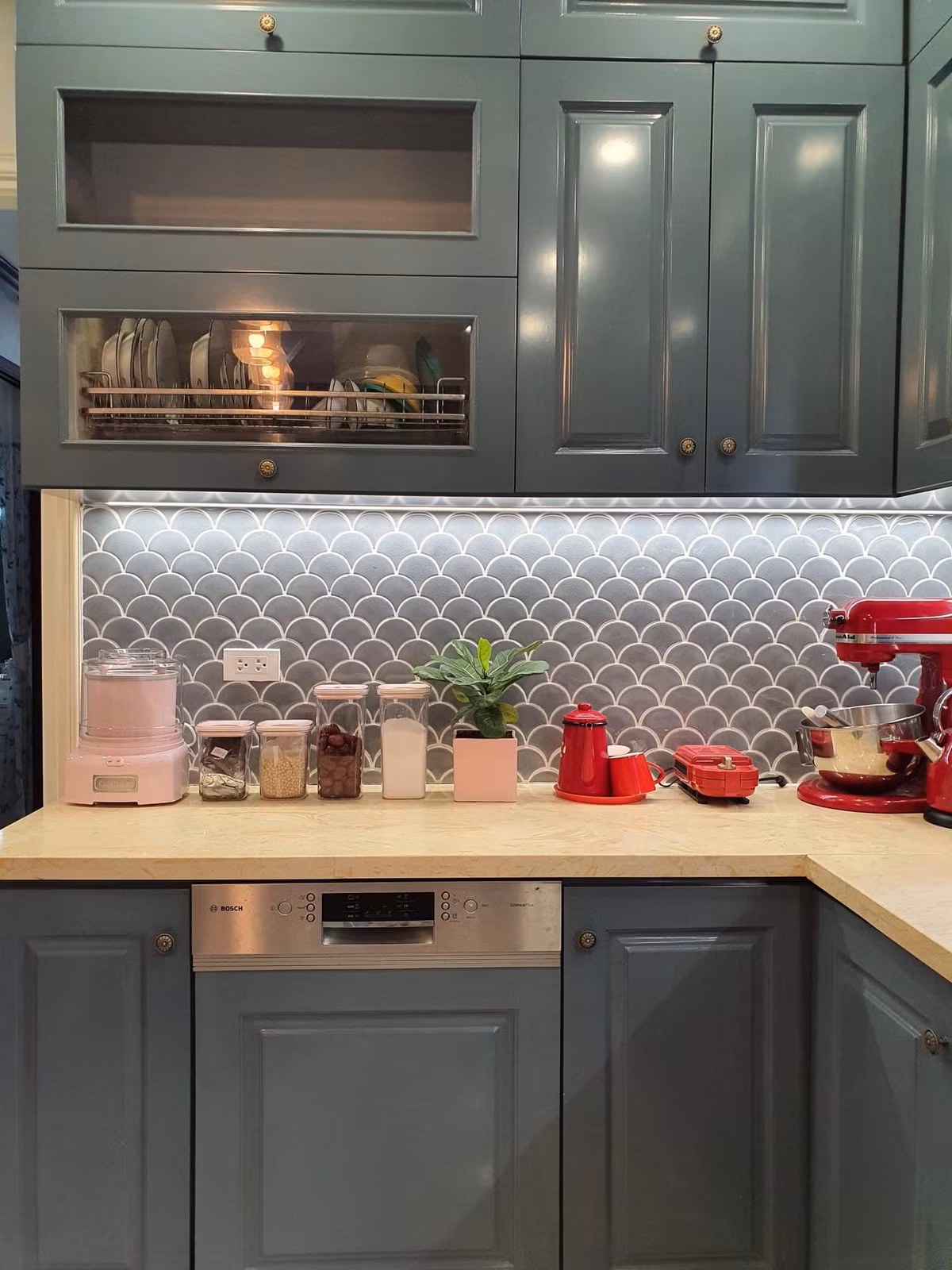 Bếp này do hai vợ chồng chị tự lên thiết kế và set up đồ từ màu sơn tủ bếp, sắp xếp ngăn tủ hay đến cái núm cửa tủ bếp cũng đi mua nên cảm thấy mọi thứ đều đúng ý.