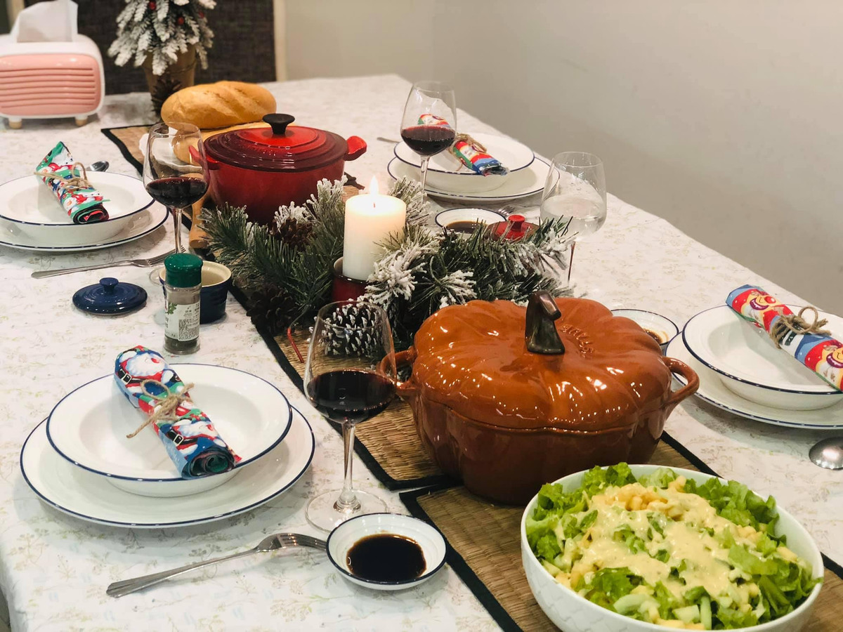 Đồ dùng cho bếp là tông nóng vì chị mệnh hỏa nên thích màu đỏ nhưng đồ bàn ăn thì lấy màu trắng cho dễ bày đồ. "Nồi gang nấu đồ ăn ngon, nhanh nhừ, tiết kiệm điện vì nhiệt tốt, nấu xong cho vào máy rửa bát được", chị Chi nói.