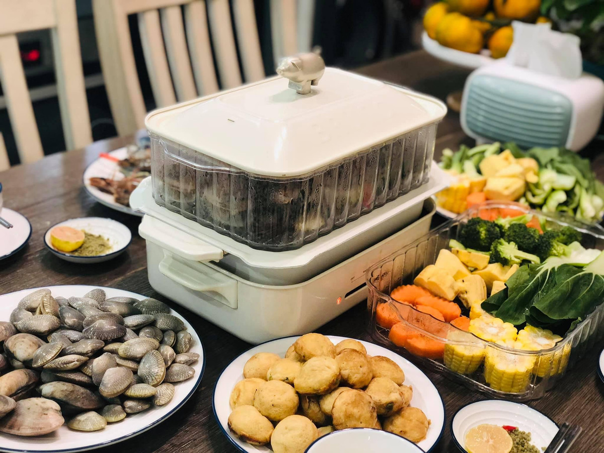 Chị Chi thích làm bánh, nấu nướng nên mua nhiều dụng cụ, đồ nấu bếp. Chiếc nồi đa năng màu trắng hợp với không gian bếp.