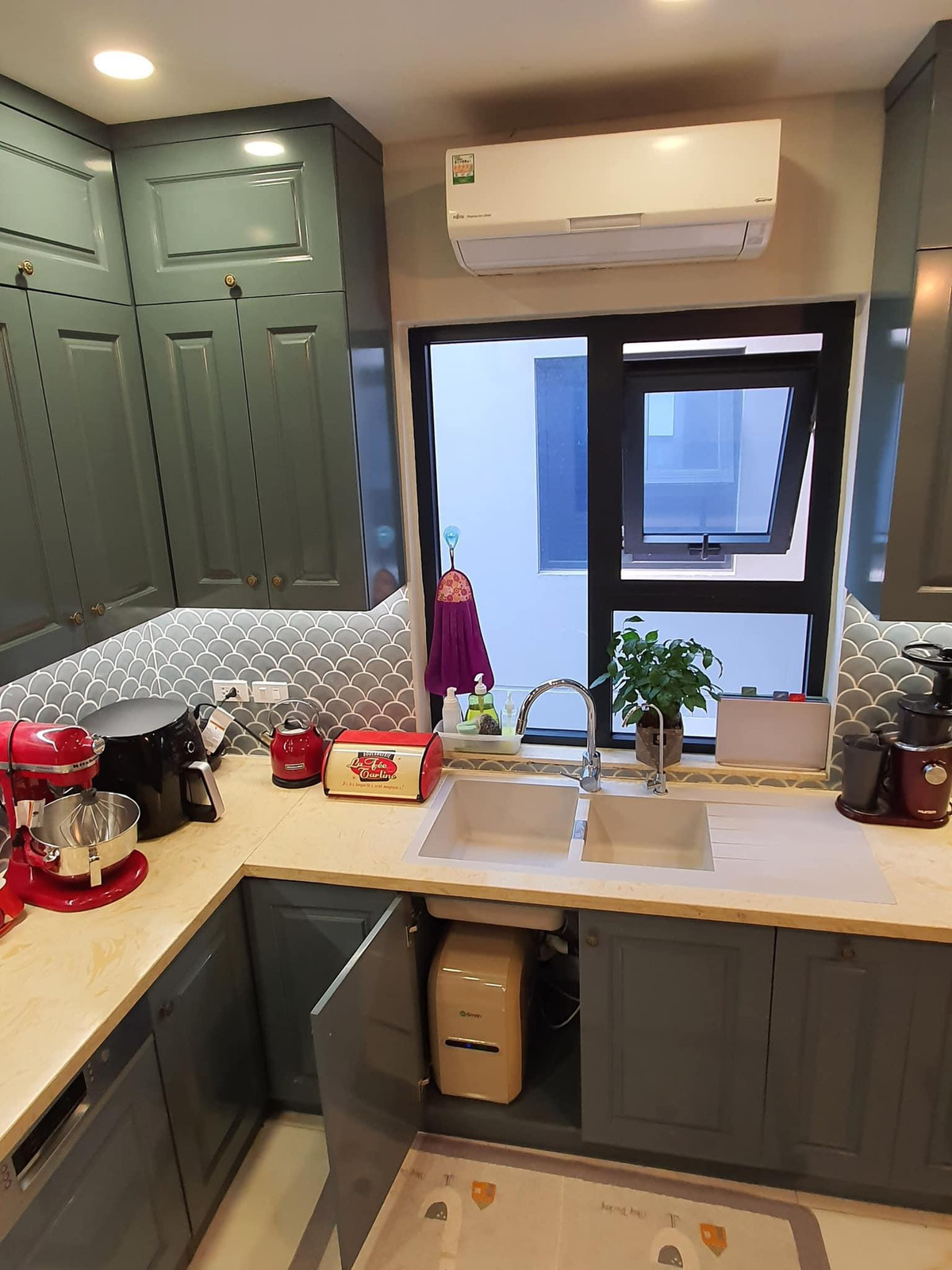 Chất liệu tủ bếp: Hệ tủ trên chị bằng làm gỗ công nghiệp An Cường. Hệ tủ dưới là bằng nhựa composite chống nước và đảm bảo có độ bền theo thời gian. Đồ gắn với bếp, chị đặt trước khi đóng tủ bếp để lắp vào là chuẩn luôn.