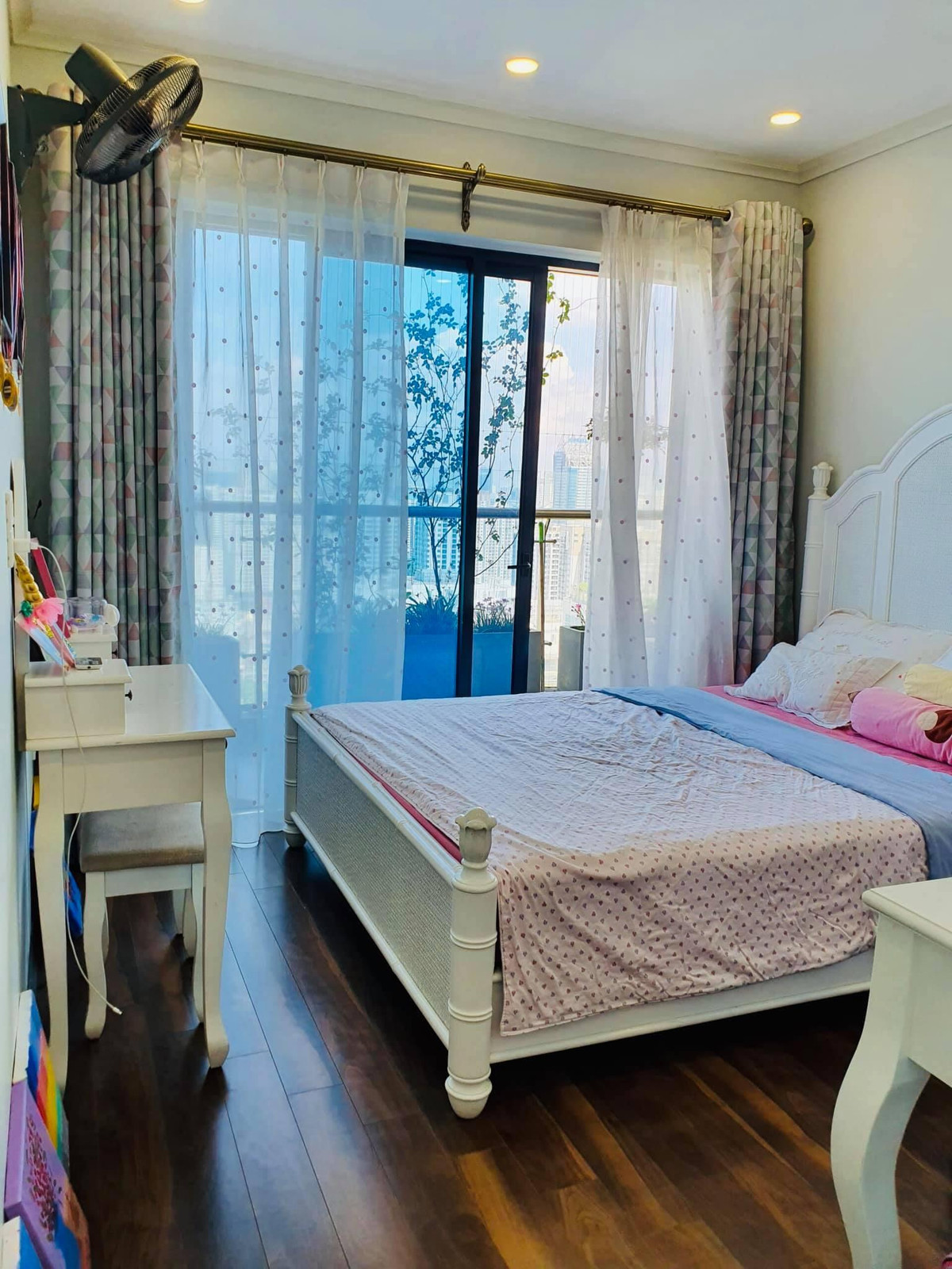 Căn hộ này chị Chi đã dành nhiều tâm huyết để thiết kế và có khoảng thời gian sống ở đây thật ý nghĩa. Vì một số lý do, cần đổi nơi ở rộng hơn nên chị đã bán đi. Tuy nhiên, nhờ vậy mà chị đã tích lũy được nhiều kinh nghiệm trong thiết kế và decor nhà cửa.