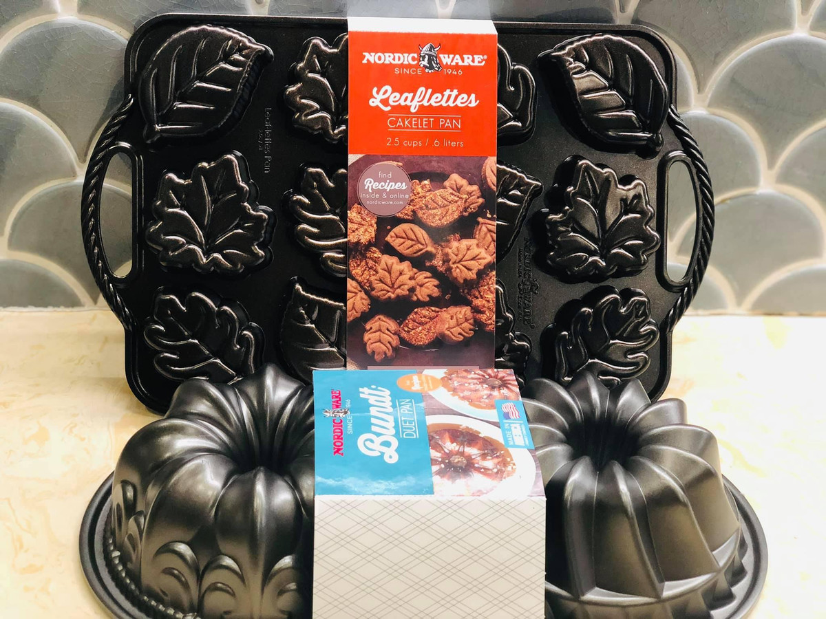 Chiếc khay nướng bánh xịn với chiếc bánh bông lan cam ngọt dịu.