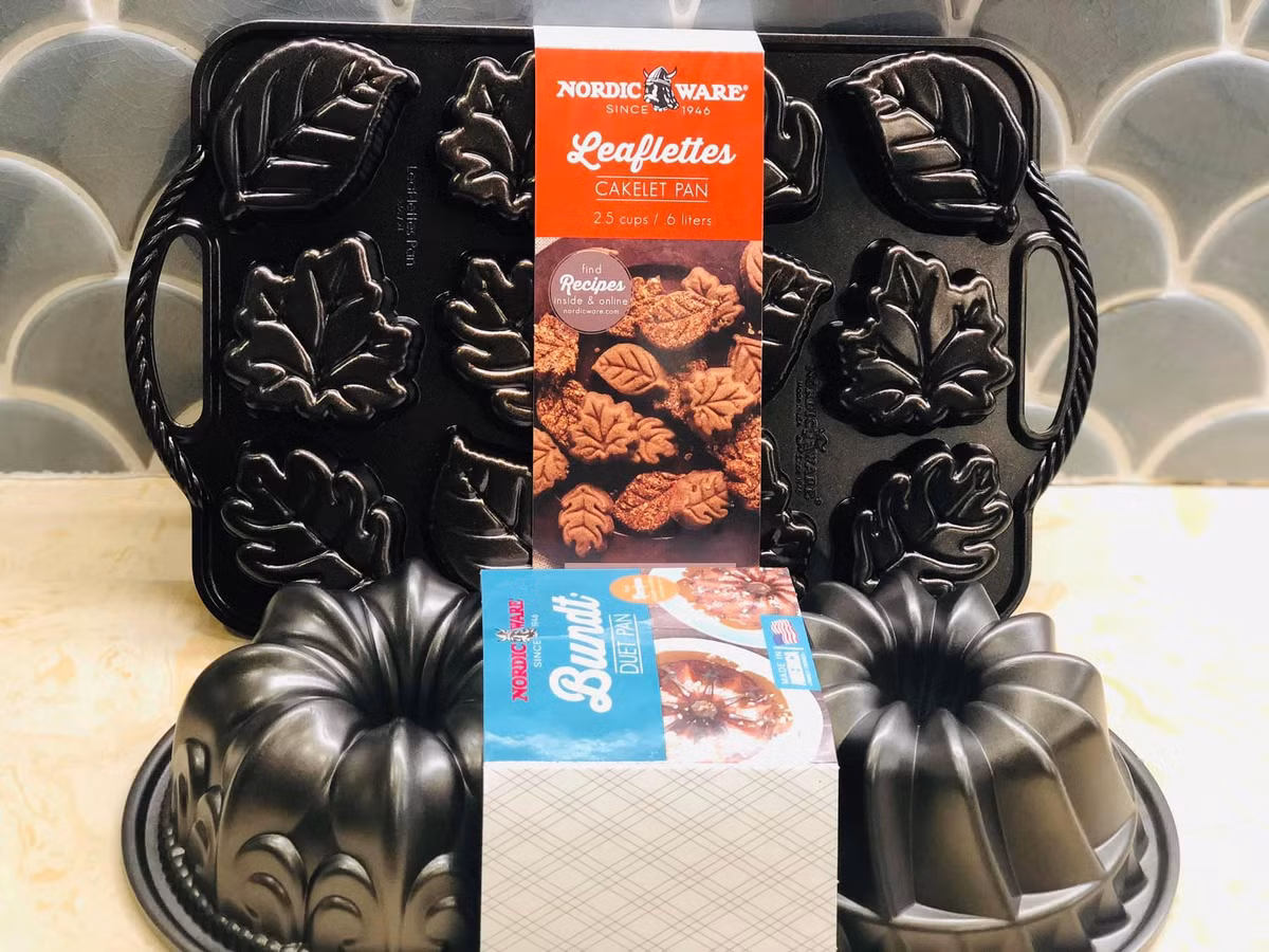 Chiếc khay nướng bánh xịn với chiếc bánh bông lan cam ngọt dịu.