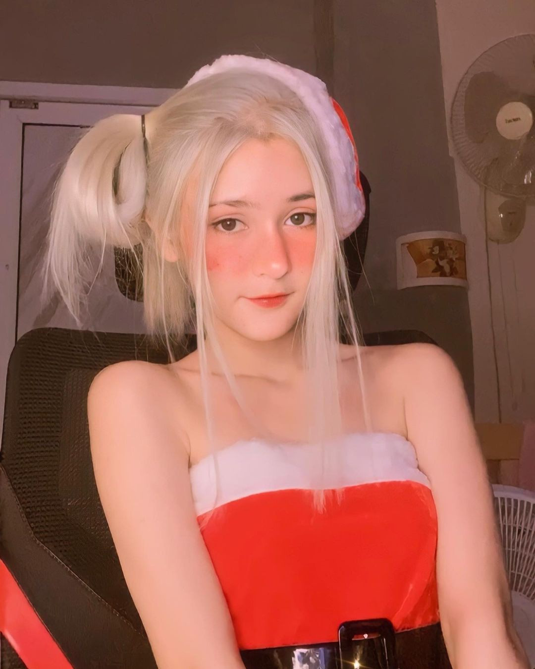 "Tôi không nhớ chính xác mình chơi game được bao năm mà chỉ nhớ đã bắt đầu chơi LMHT từ những ngày đầu game này ra mắt. Tôi muốn trở thành một game thủ chuyên nghiệp bởi bản thân thích đi thi đấu bộ môn này", Elizent cho hay.