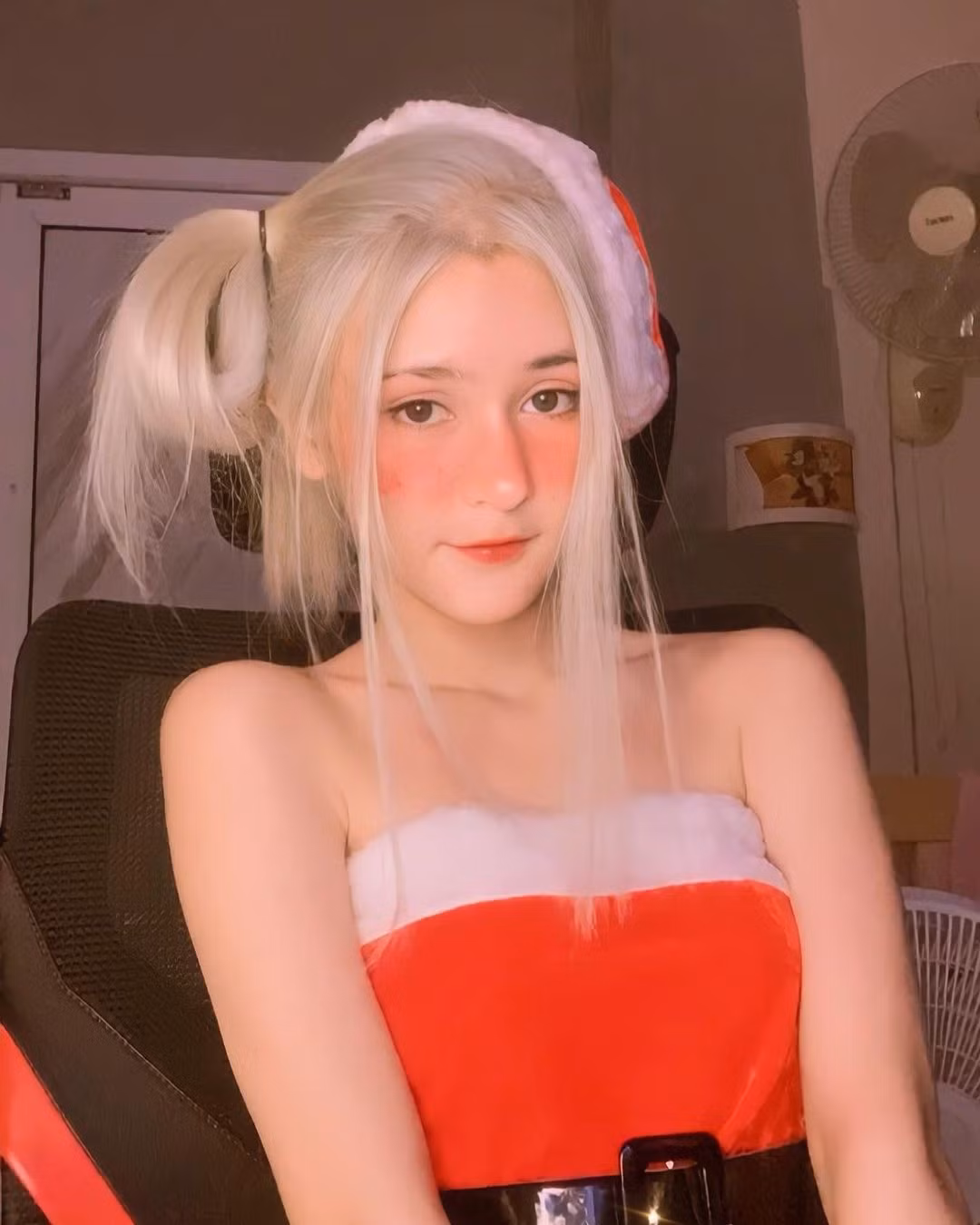 "Tôi không nhớ chính xác mình chơi game được bao năm mà chỉ nhớ đã bắt đầu chơi LMHT từ những ngày đầu game này ra mắt. Tôi muốn trở thành một game thủ chuyên nghiệp bởi bản thân thích đi thi đấu bộ môn này", Elizent cho hay.