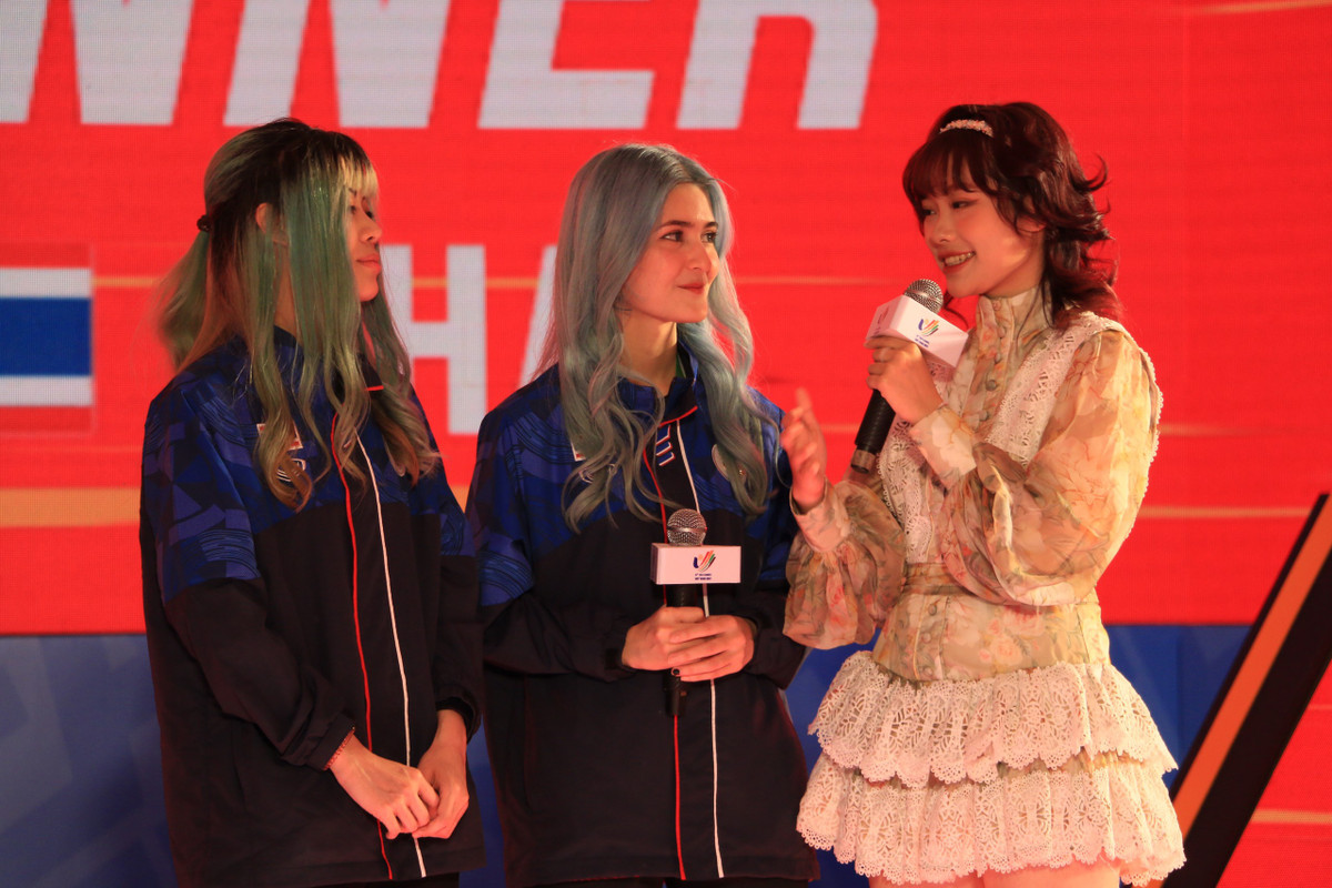 Đại diện đội Thái Lan trả lời phỏng vấn sau chiến thắng trước đội nữ Lào, Elizent cho hay lần đầu thi đấu tại SEA Games, cô không tránh khỏi cảm giác hồi hộp, lo lắng. Cô gái 22 tuổi và đồng đội gửi lời chào bằng tiếng Việt tới khán giả theo dõi.