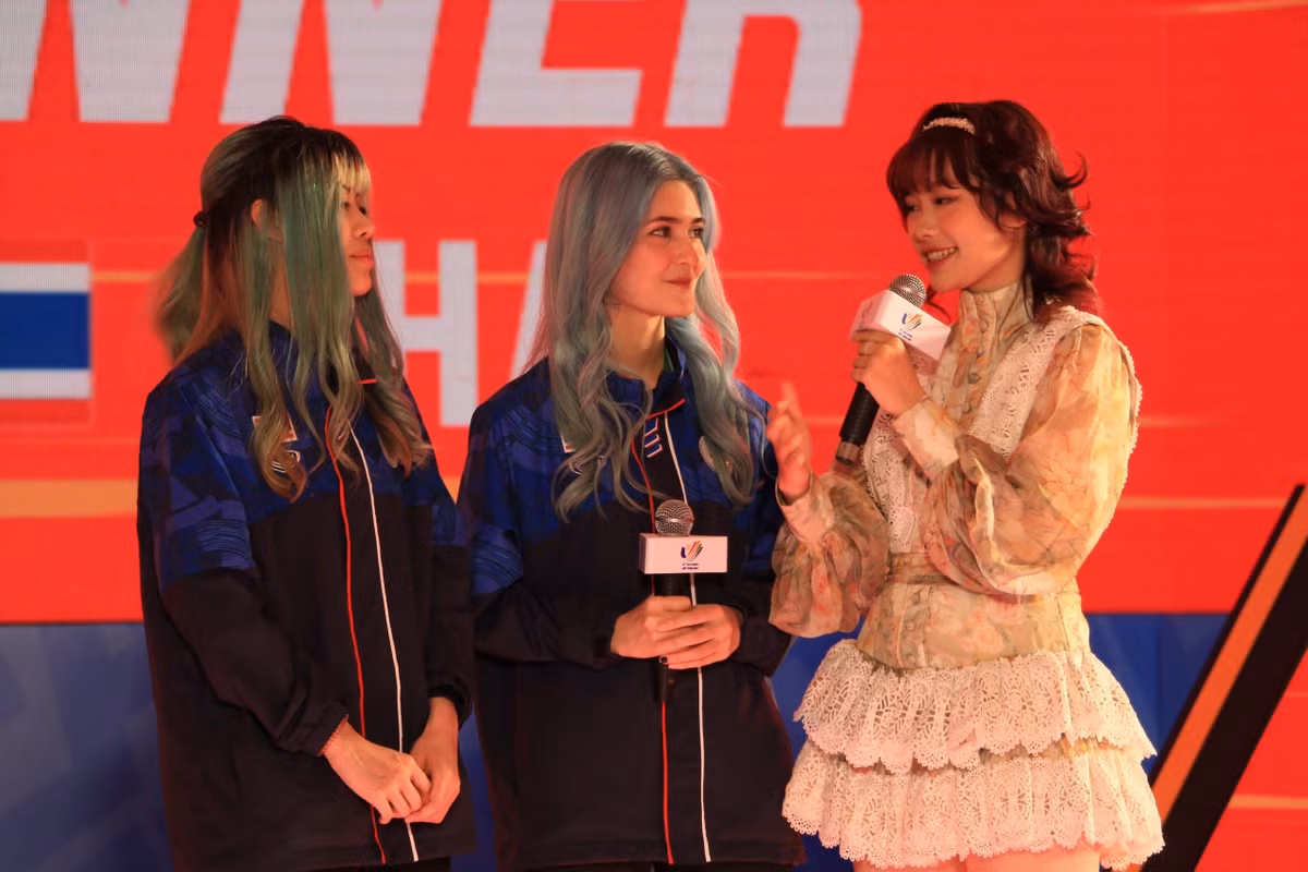 Đại diện đội Thái Lan trả lời phỏng vấn sau chiến thắng trước đội nữ Lào, Elizent cho hay lần đầu thi đấu tại SEA Games, cô không tránh khỏi cảm giác hồi hộp, lo lắng. Cô gái 22 tuổi và đồng đội gửi lời chào bằng tiếng Việt tới khán giả theo dõi.