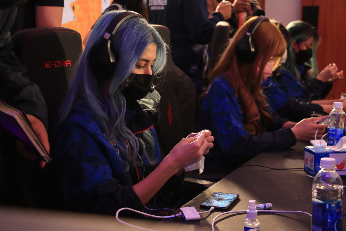 Elizent kiểm tra, làm quen với thiết bị thi đấu được BTC trang bị trước giờ đấu mở màn của tuyển nữ Thái Lan. Cô được đánh giá có cả kỹ năng và kinh nghiệm khi từng góp mặt tại các giải đấu bán chuyên trong nước.