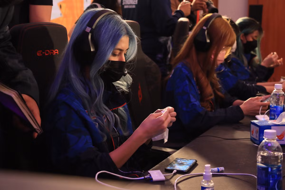 Elizent kiểm tra, làm quen với thiết bị thi đấu được BTC trang bị trước giờ đấu mở màn của tuyển nữ Thái Lan. Cô được đánh giá có cả kỹ năng và kinh nghiệm khi từng góp mặt tại các giải đấu bán chuyên trong nước.