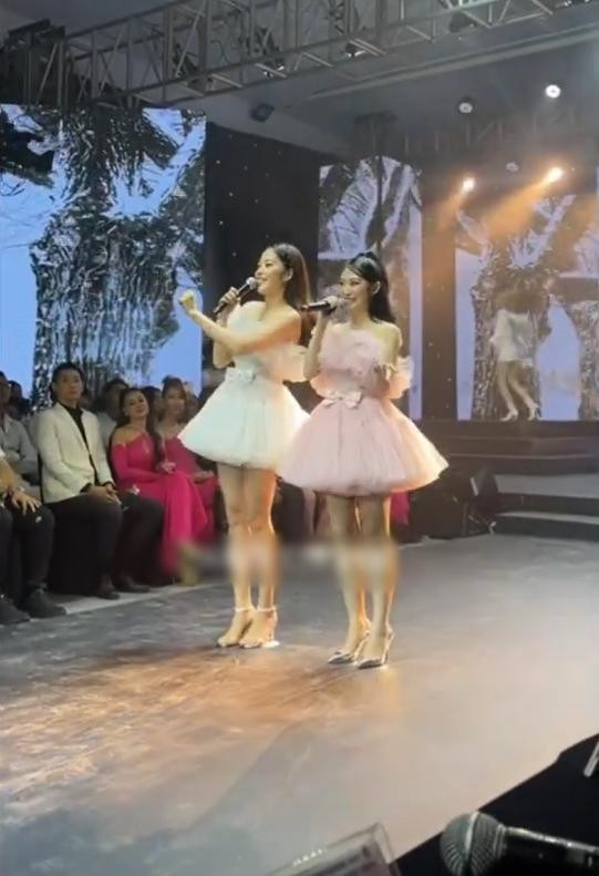 Cả 2 mặc đầm công chúa điệu đà với nhan sắc và thần thái không chê vào đâu được.