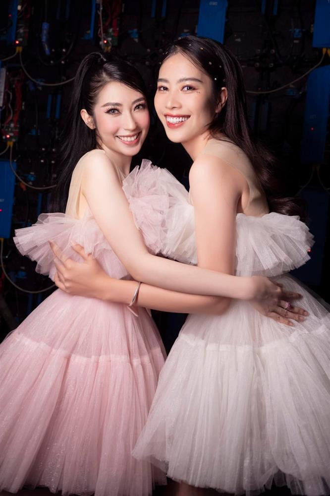 Dù chênh lệch đôi chút về chiều cao nhưng sự chỉn chu của 2 chị em khiến khán giả cực kỳ phấn khích và mong có nhiều màn hợp tác hơn trong tương lai.
