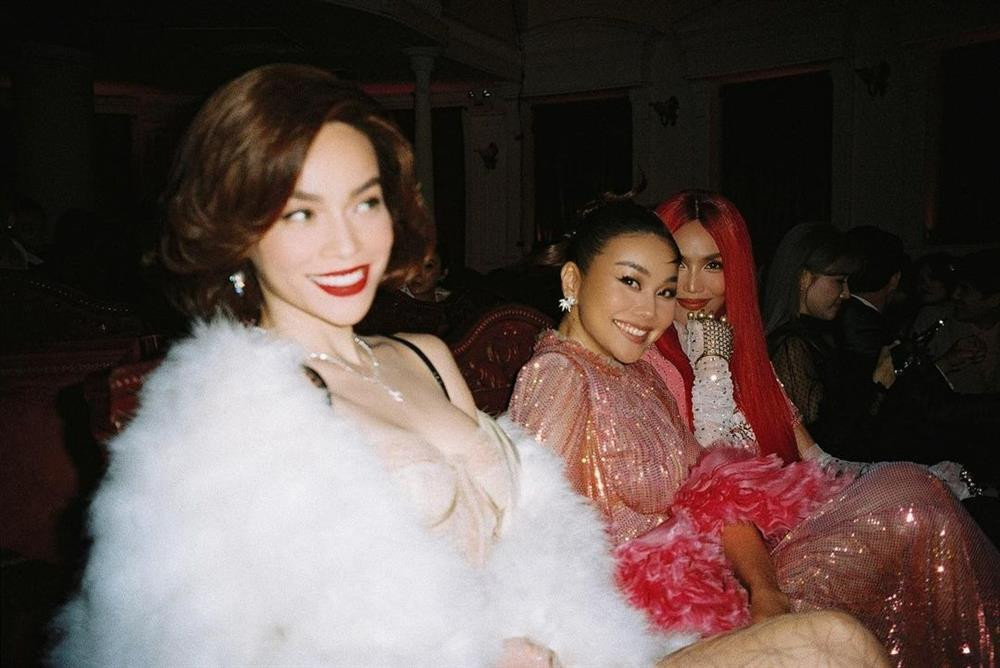 hông cần ngồi vị trí trung tâm, Hồ Ngọc Hà vẫn khiến 2 đồng nghiệp lu mờ.