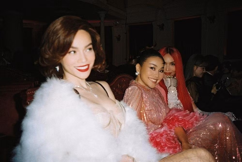 Không cần ngồi vị trí trung tâm, Hồ Ngọc Hà vẫn khiến 2 đồng nghiệp lu mờ.