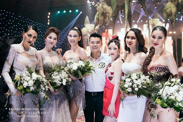 ức ảnh này quy tụ quá nhiều mỹ nhân Vbiz, nhưng Phạm Hương - người đứng rìa - lại tỏa sáng nhất vì quá sắc sảo, xinh đẹp.