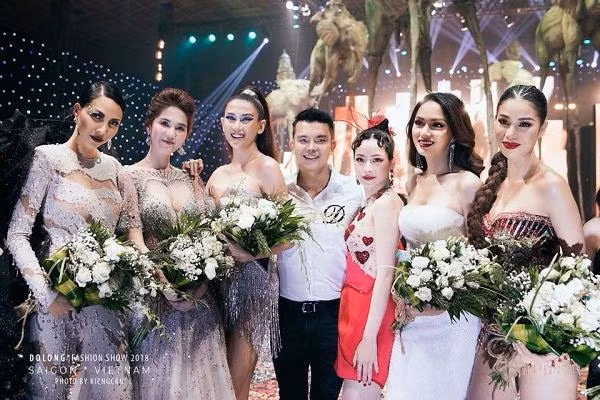 Bức ảnh này quy tụ quá nhiều mỹ nhân Vbiz, nhưng Phạm Hương - người đứng rìa - lại tỏa sáng nhất vì quá sắc sảo, xinh đẹp.