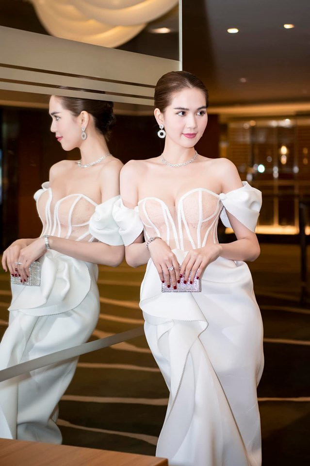 Mỹ nhân Việt khoe dáng trong đồ xuyên thấu: HHen Niê xứng danh "cao thủ" - Hình 10 My nhan Viet khoe dang trong do xuyen thau: HHen Nie xung danh