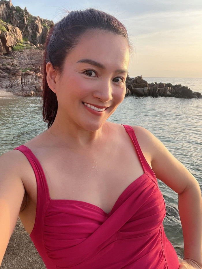 Bà xã Bình Minh trẻ trung diện bikini ở độ tuổi U50 - Hình 4 Ba xa Binh Minh tre trung dien bikini o do tuoi U50-Hinh-4