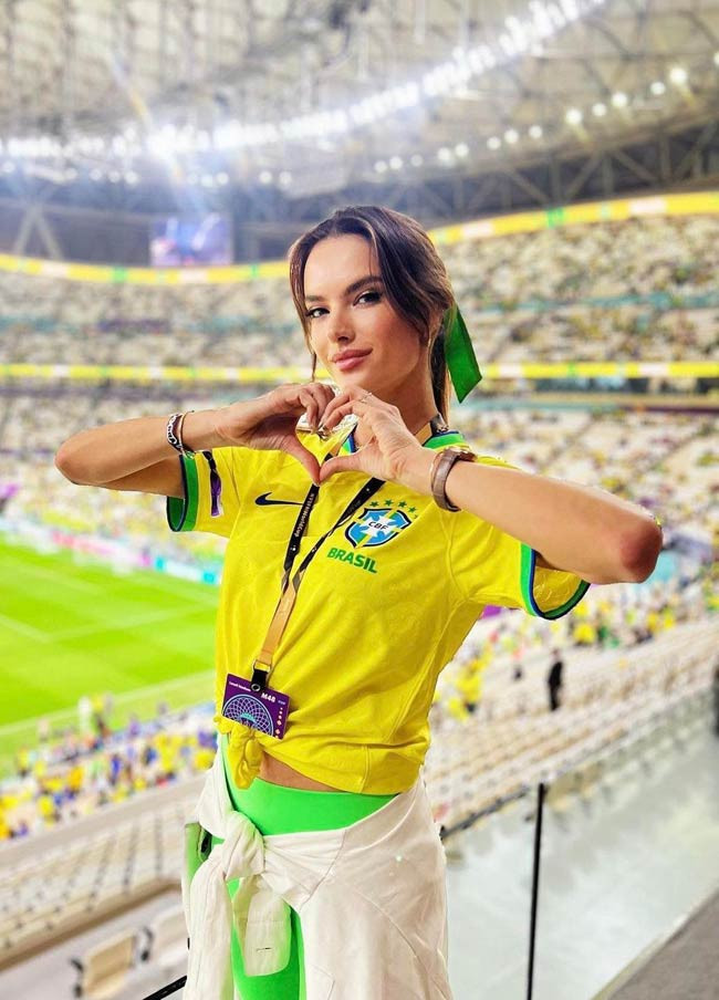 Tại mùa World Cup 2022 này, "cựu thiên thần nội y" Alessandra Ambrosio cũng xuất hiện đầy xinh đẹp ở hàng ghế cổ động viên.