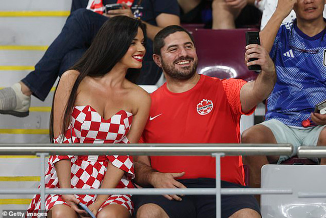 Vì đây là trận đấu sẽ quyết định quyền đi tiếp vào sâu World Cup 2022 của 2 quốc gia này. Ngoài không khí hồi hộp trên sân của các cầu thủ thì các cổ động viên xinh đẹp cũng đã "hâm nóng" khán đài.