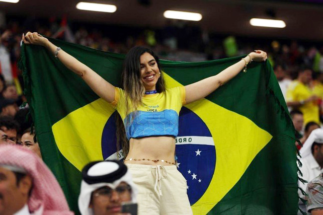 Không ăn vận táo bạo như mọi năm nhưng các cổ động viên Brazil vẫn được khen quyến rũ.