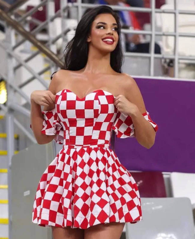 Ivana Knoll, nữ người mẫu đến từ Croatia, gây tranh cãi từ đầu mùa giải đến nay khi bất chấp mặc trang phục hở hang đến cổ vũ cho đội nhà tại Qatar.