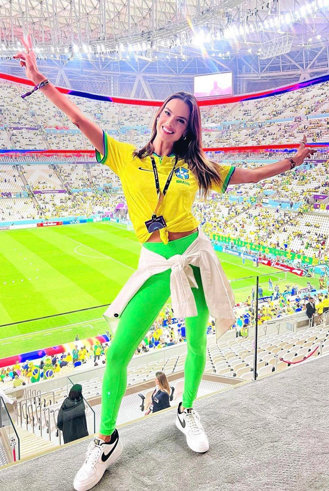 Có vẻ như khác với phong cách quyến rũ thường thấy, mỹ nhân này đã có sự tiết chế hơn để phù hợp với văn hóa của đất nước chủ nhà.