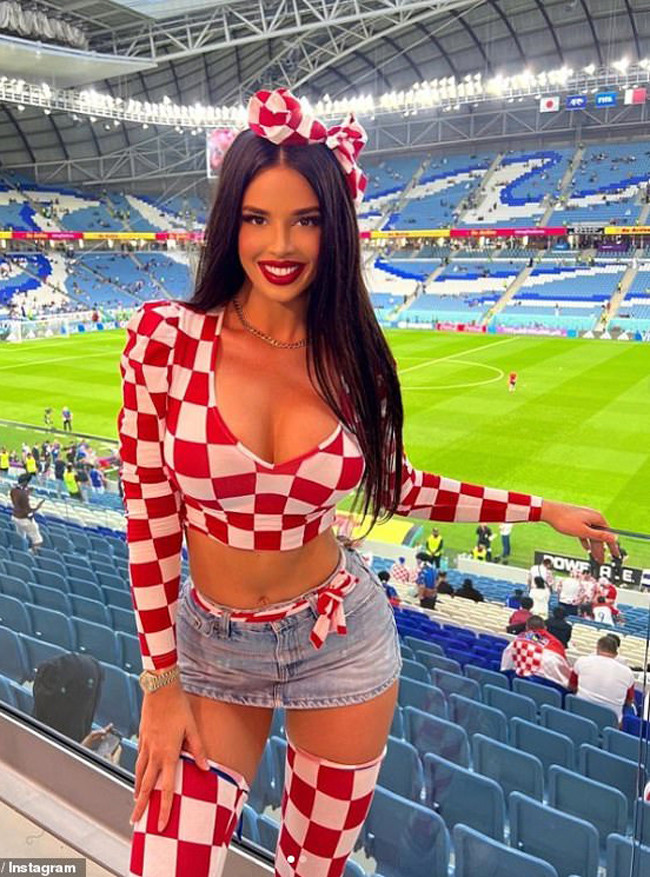 Theo New York Post, ở những trận đấu vòng bảng, Knoll đã gây chú ý khi xuất hiện với những thiết kế táo bạo.