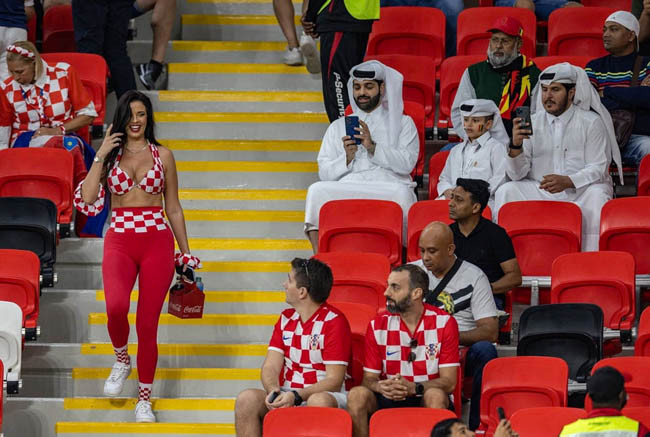 Hành động ăn mặc được cho là gây sự chú ý của nữ người mẫu Croatia.