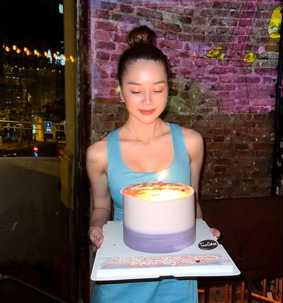 Thieu Bao Trang vui ve mung sinh nhat ben em gai ruot