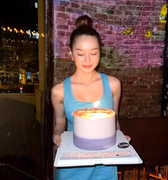 Thieu Bao Trang vui ve mung sinh nhat ben em gai ruot