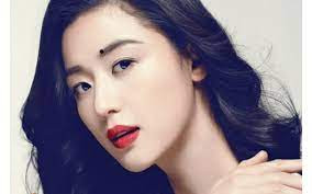 Người này nếu làm kinh doanh thì dự đoán ngoài 35 tuổi sẽ tạo dựng được sự nghiệp riêng. Họ khéo chọn các hạng mục đầu tư nên nhanh thu hồi vốn. Nhiều khả năng qua tuổi trung niên là người này nắm trong tay không ít nhà cửa đất đai.