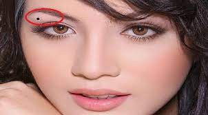 Cung điền trạch bóng đẹp, không tì vết, da sáng hồng lại có nốt ruồi phú quý thì chủ nhân được dự báo có lộc điền sản. Người có nốt ruồi son lại càng may mắn. Họ có thể hưởng phú quý sau tuổi 35.