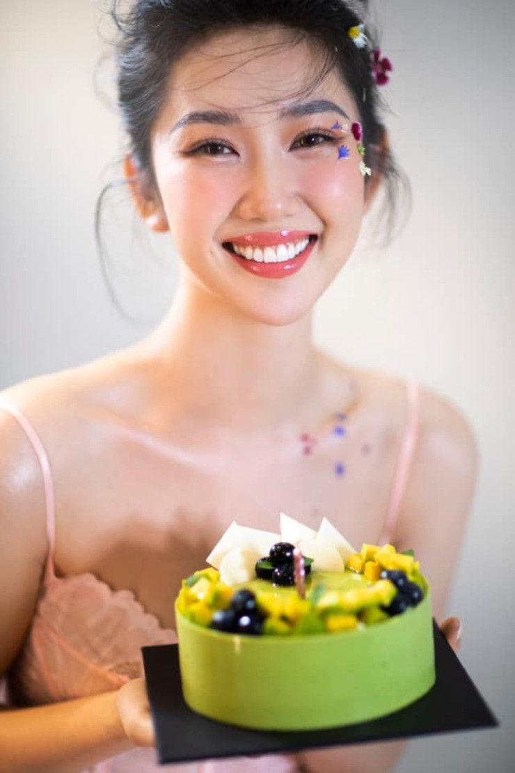 Người đẹp giảm cân bằng phương pháp khoa học nhờ ăn uống và tập luyện.