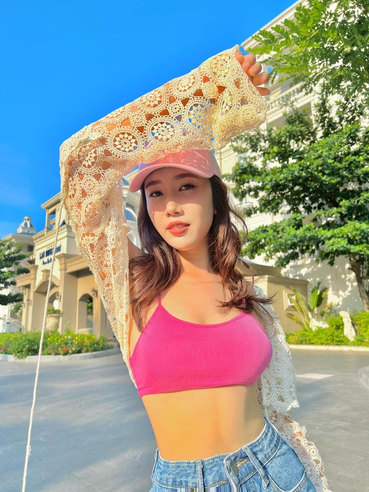 Nữ diễn viên nhận được lời khen của báo chí Hàn Quốc cho vẻ đẹp ngoại hình ấn tượng.