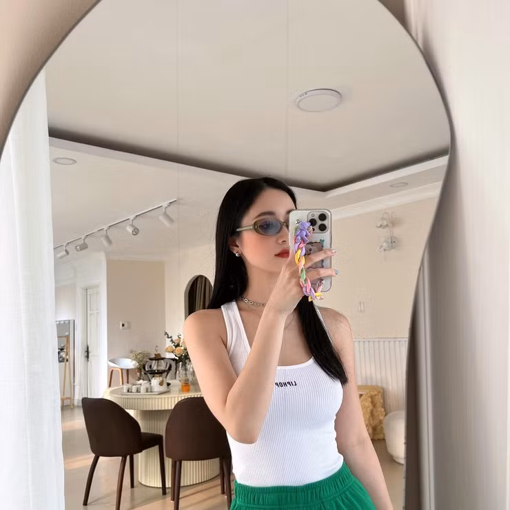 Jun Vũ cao 1m62 với vóc dáng cân đối là 80 - 56 - 88 cm.