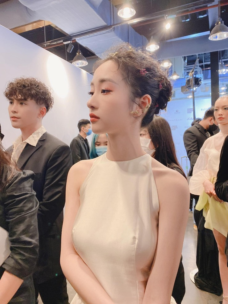 Cô không ngần ngại công khai việc mình có can thiệp "dao kéo" để khắc phục khuyết định hình thể.