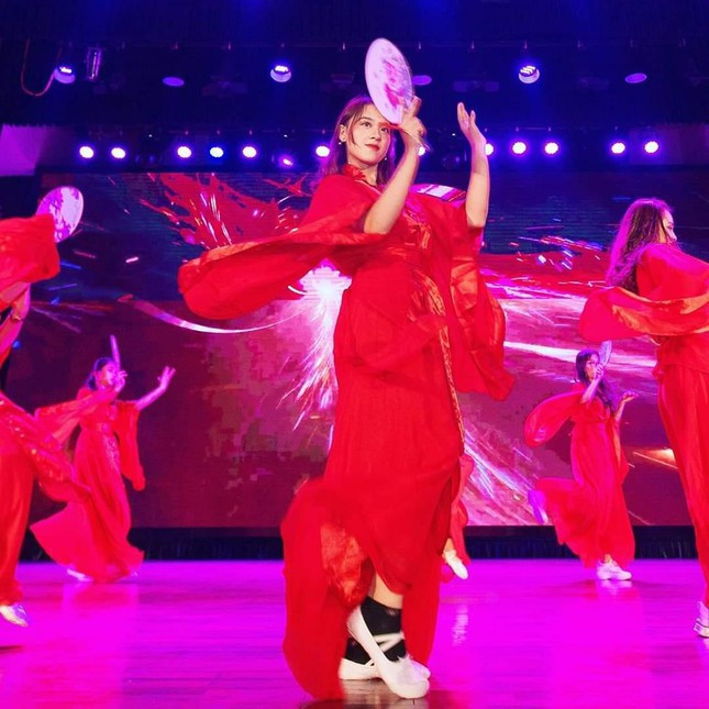 Nu sinh truong DH Kinh te Quoc dan: Tai sac, dam me hoat dong-Hinh-3