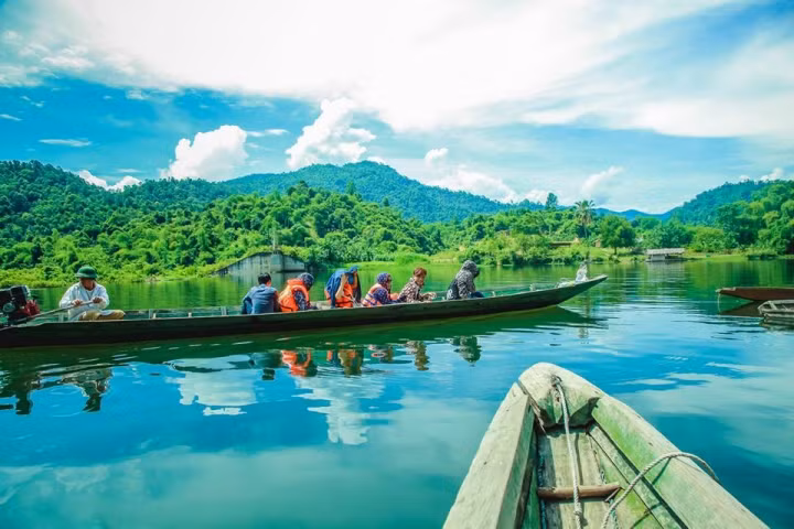 Vườn Quốc gia Pù Mát nằm ở phía tây Nghệ An, giáp biên giới Việt Lào, với diện tích vùng lõi rộng gần 95.000ha và vùng đệm rộng 86.000 ha. Nơi đây có hơn 2.500 loài thực vật thuộc 160 họ và gần 1.000 loài động vật sinh sống.