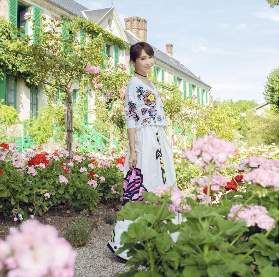 Theo HK01, Lê Tư đang có chuyến du lịch nghỉ dưỡng dài ngày ở châu Âu. Chuyến đi đến nước Pháp của ngôi sao Ỷ Thiên Đồ Long ký bắt đầu từ tháng 8.