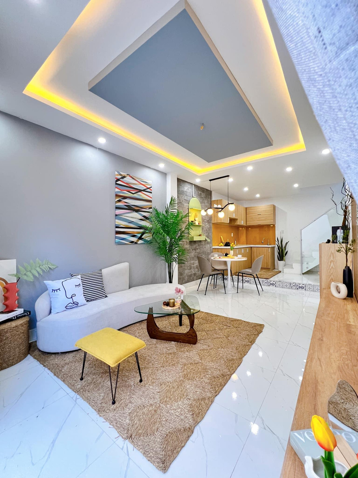 Nha pho co cua so bon be, lay sang va gio tu bien vao