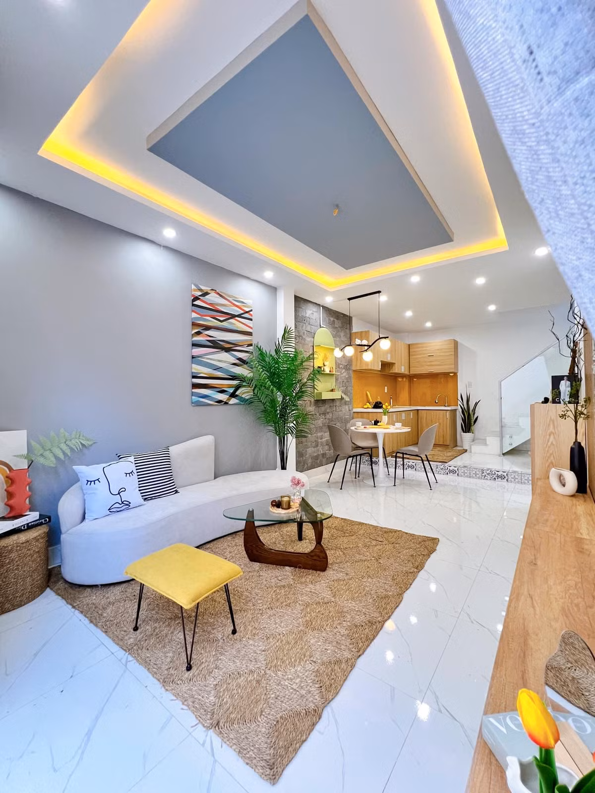 Nha pho co cua so bon be, lay sang va gio tu bien vao